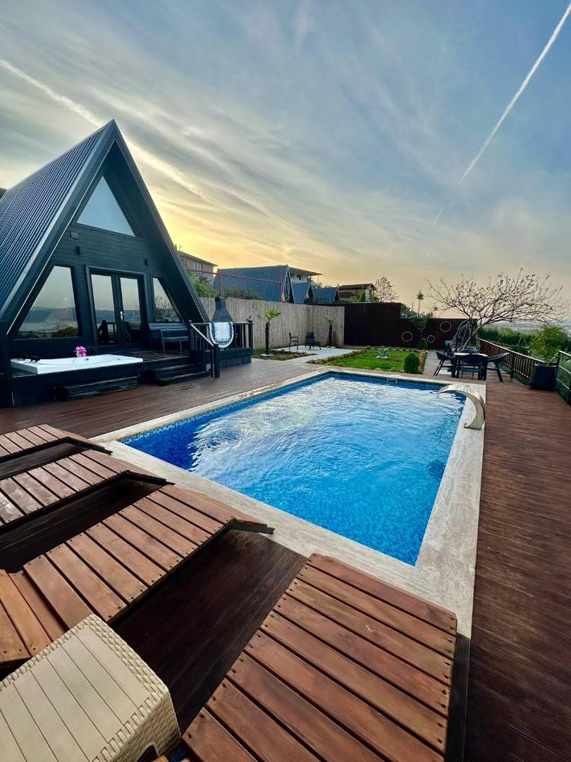 Sapanca Kuruçeşme'de Göl Manzaralı, Isıtmalı Havuzlu, Kiralık Bungalov