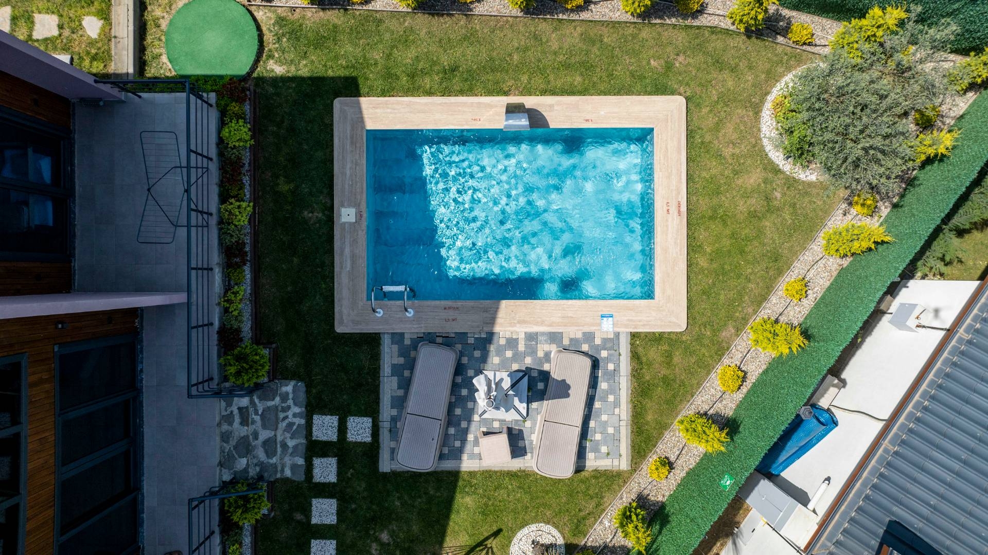 Sapanca Mahmudiye'de Huzurlu Doğada, Isıtmalı Havuzlu, Ahşap Villa