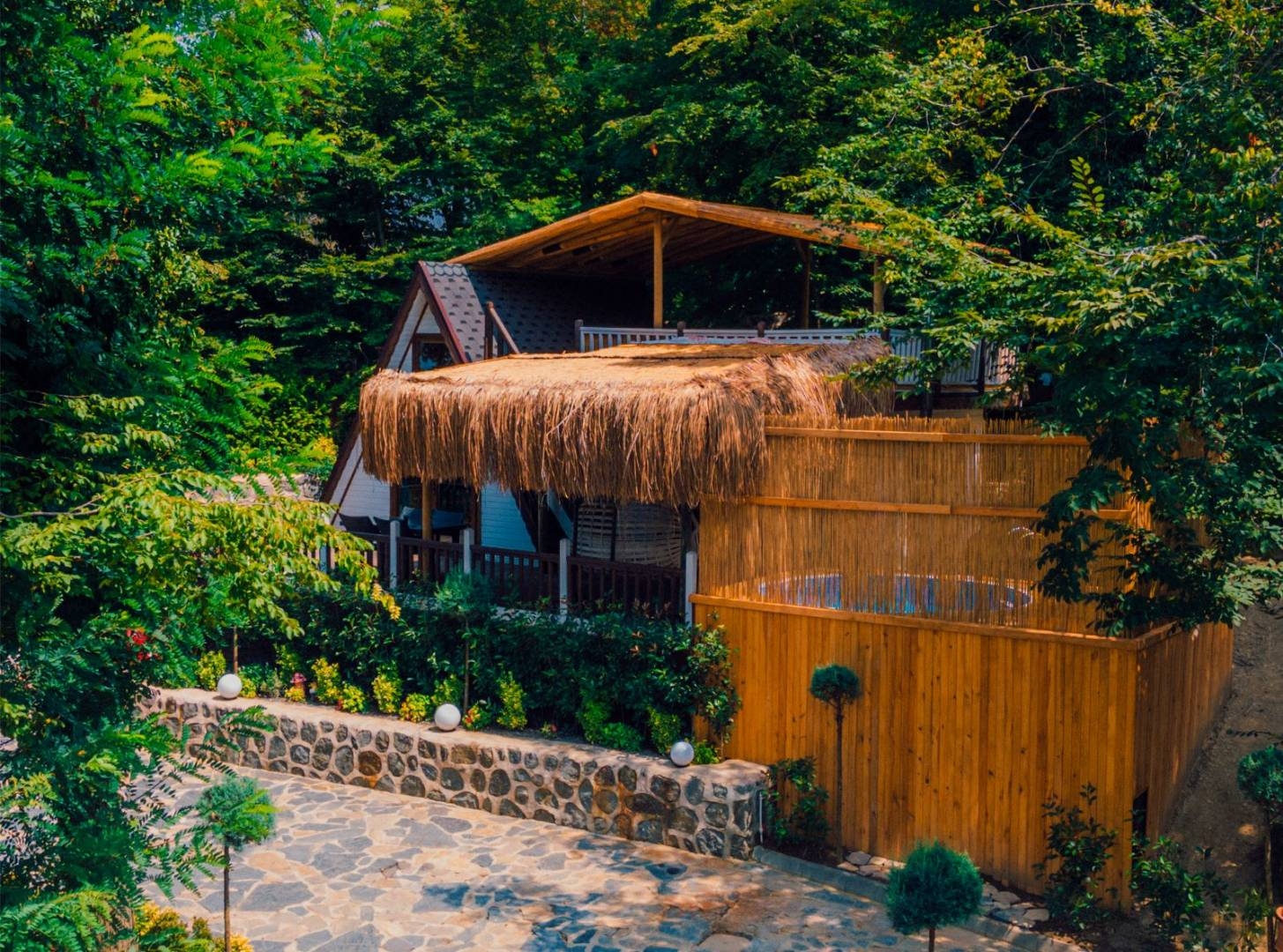 Nailiye'da Muhteşem Doğada, Isıtmalı Özel Havuzlu, Konforlu Bungalov