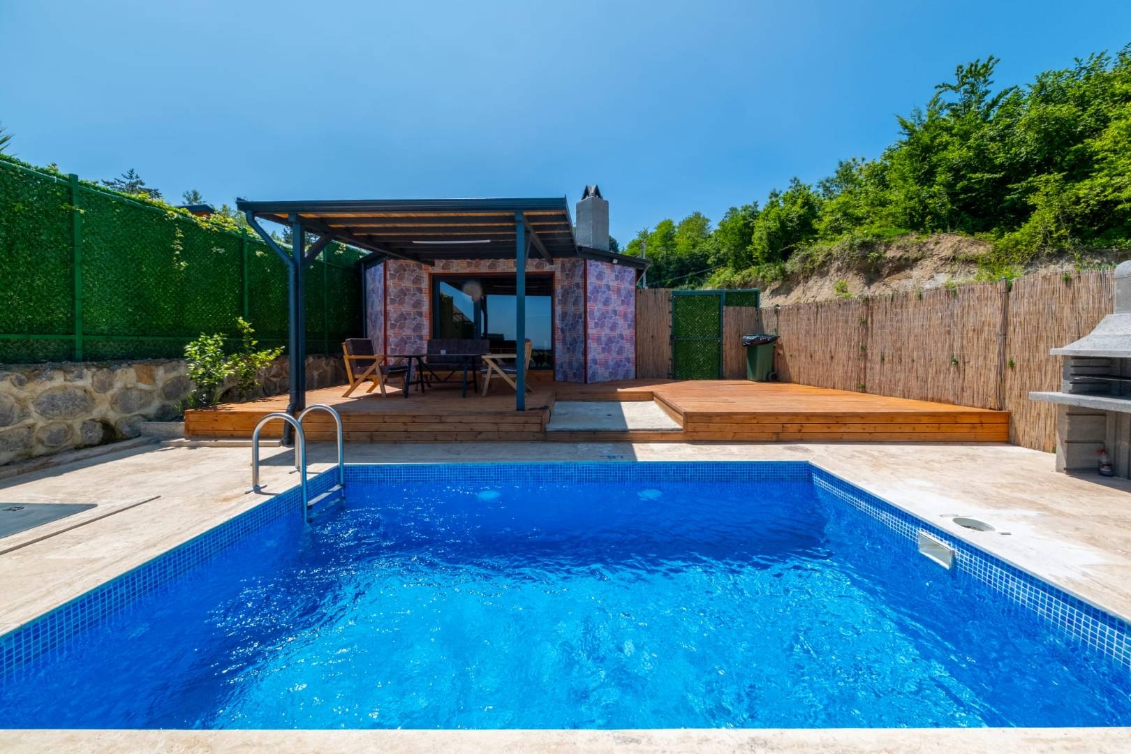 Sapanca Nailiye'de Minimalist Tasarımlı, Özel Havuzlu, 1+0 Villa