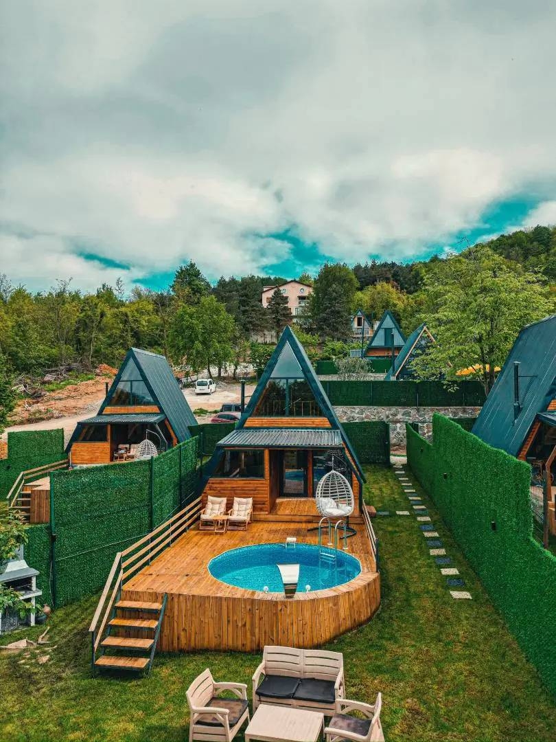 Sapanca Nailiye'de Minimalist Tasarımlı, Özel Havuzlu, 2+1 Bungalov