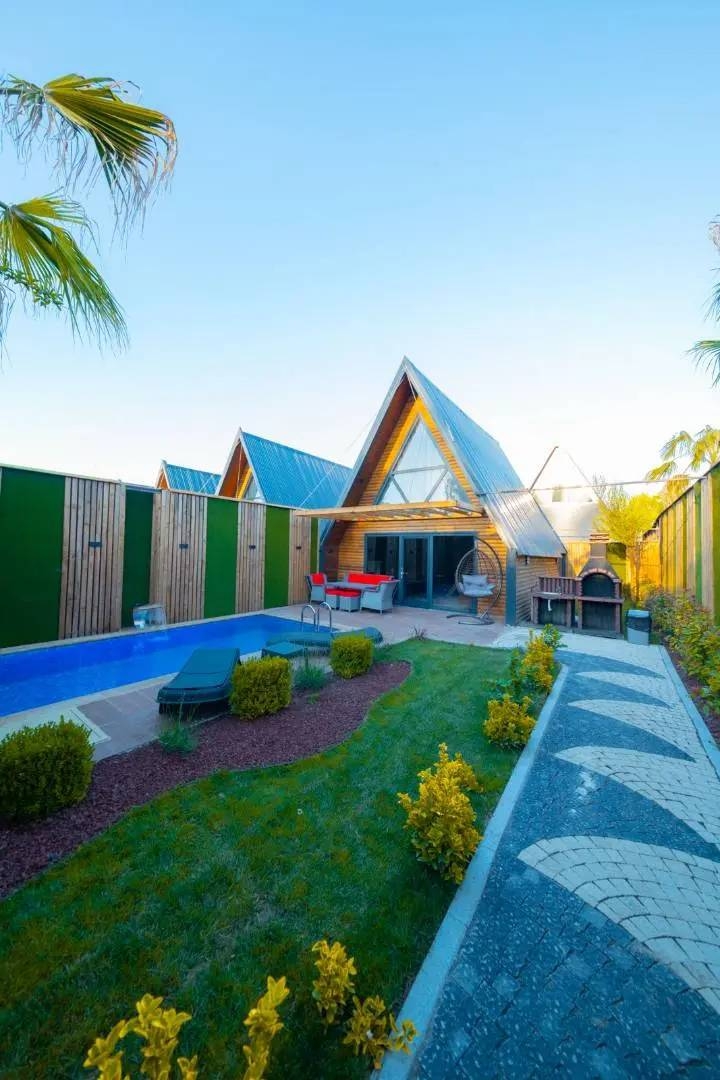 Sapanca Rüstempaşa'da Çiftlere Uygun, Özel Havuzlu, Jakuzili Bungalov