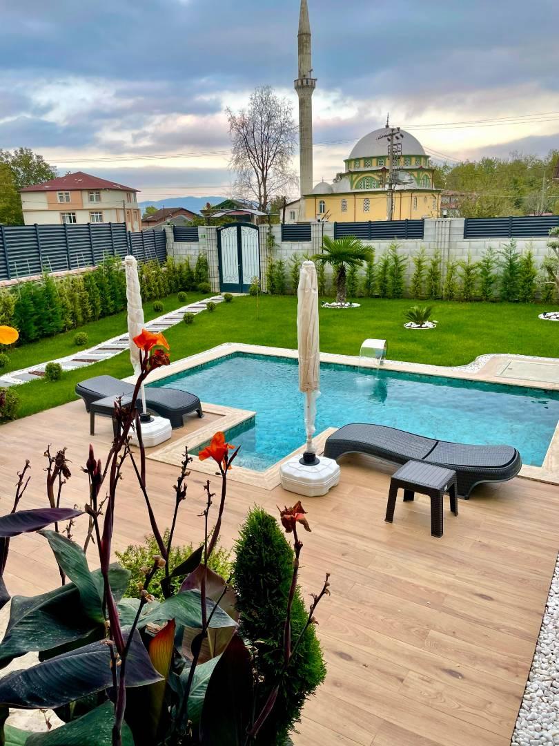 Sapanca Kuruçeşme'de Ailelere Uygun, Isıtmalı Havuzlu, Şık Taş Ev-40604