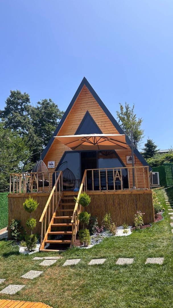 Sapanca Ünlüce'de Elverişli Konumda, Isıtmalı Havuzlu, Şık Bungalov