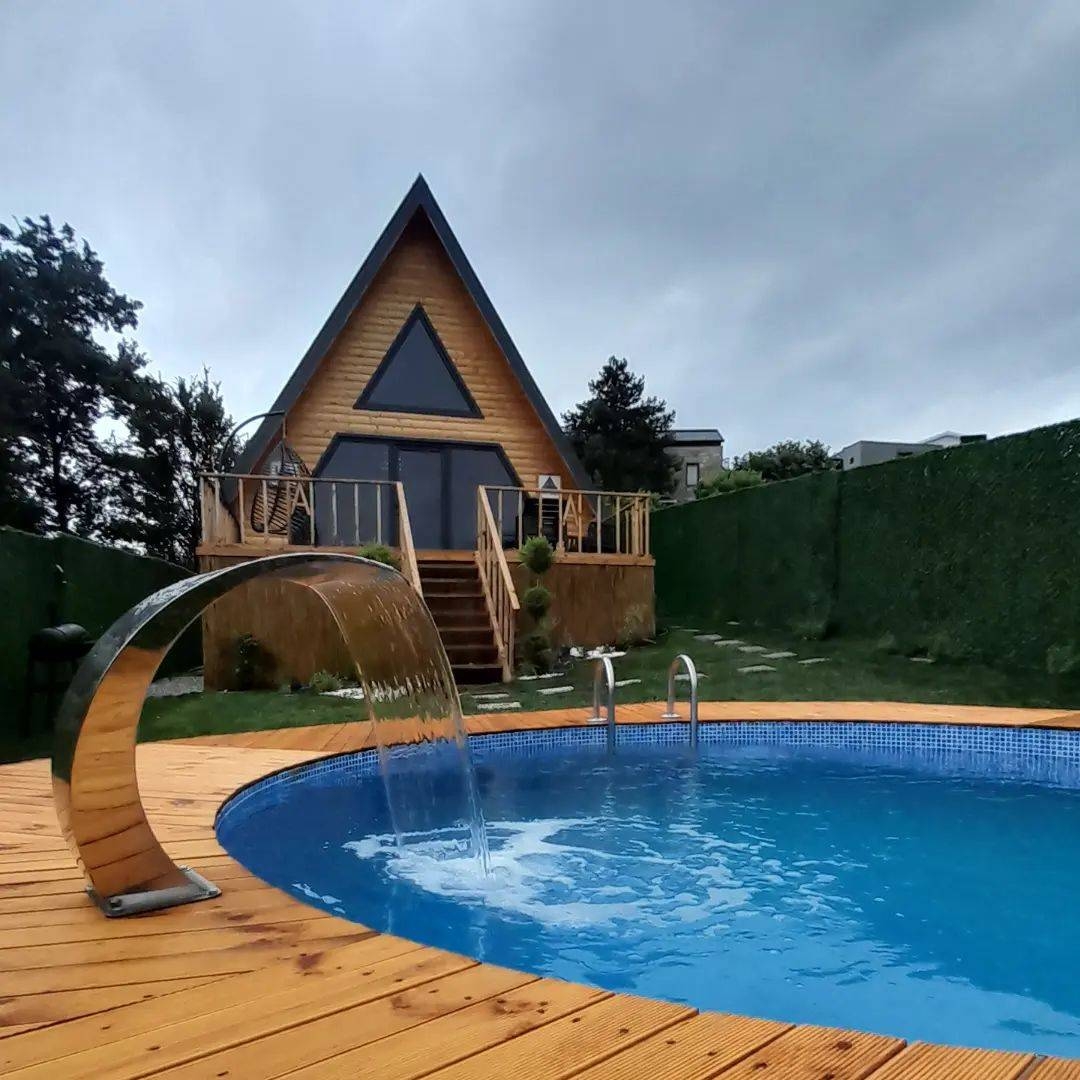 Sapanca Ünlüce'de Elverişli Konumda, Isıtmalı Havuzlu, Şık Bungalov