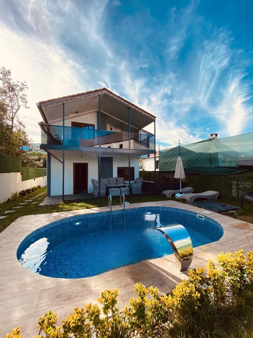 Sapanca Ünlüce'de Doğa İçerisinde, Isıtmalı Havuzlu, Lüks Villa