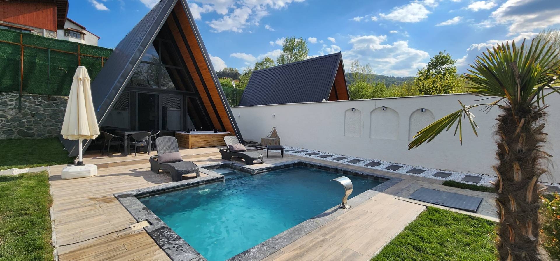 Sapanca Kuruçeşme'de Sakin Konumda, Isıtmalı Havuzlu, Modern Bungalov