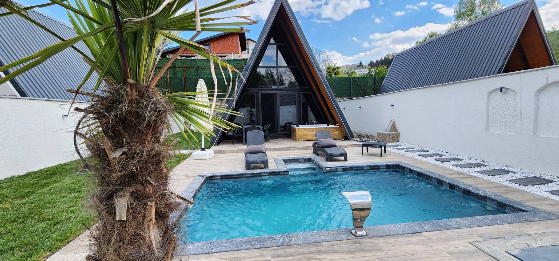 Sapanca Kuruçeşme'de Sakin Konumda, Isıtmalı Havuzlu, Modern Bungalov
