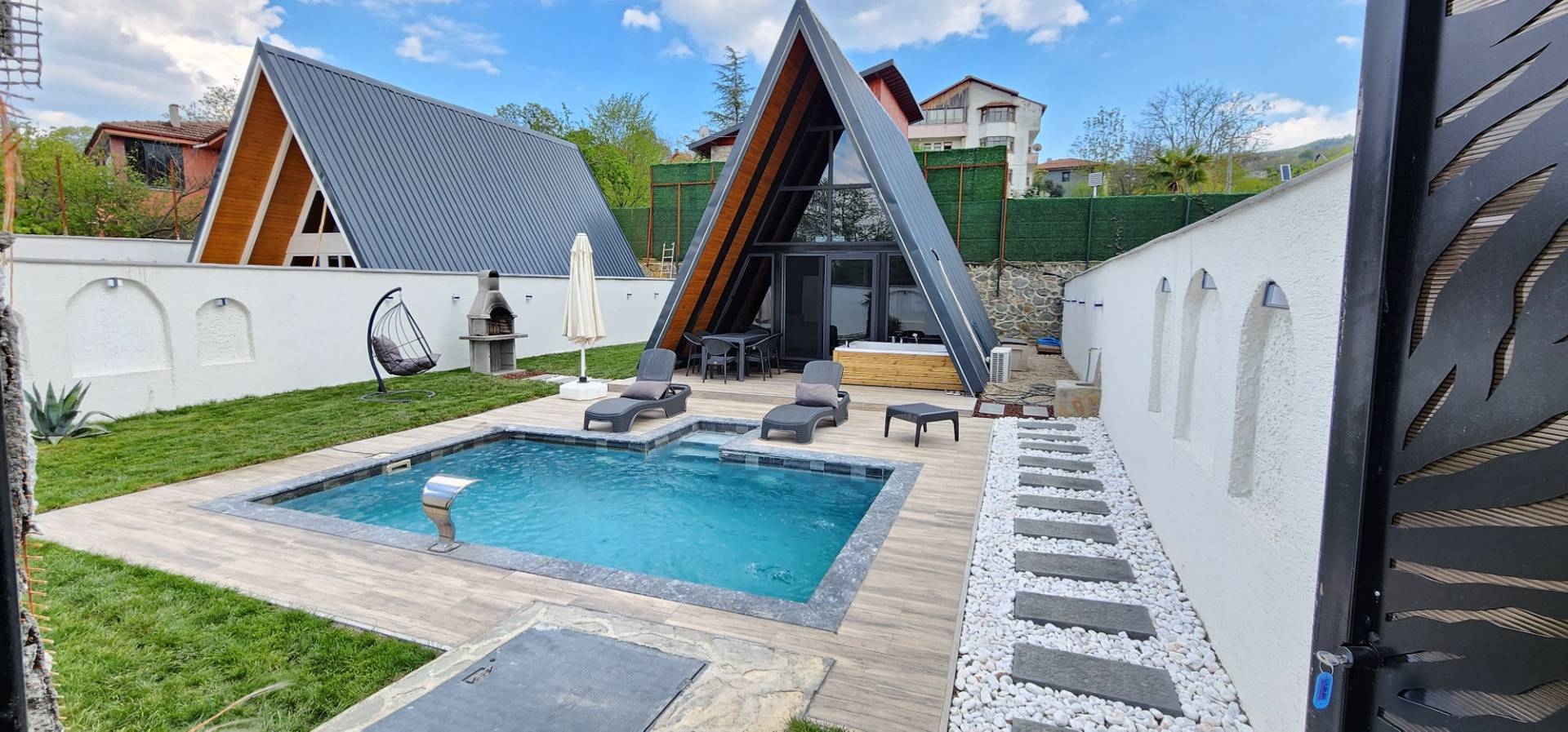 Sapanca Kuruçeşme'de Sakin Konumda, Isıtmalı Havuzlu, Modern Bungalov