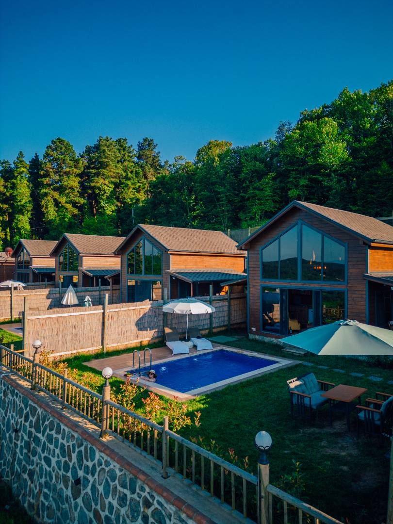 Sapanca Uzunkum'da Doğayla İç İçe, Isıtmalı Havuzlu, Şık Bungalov