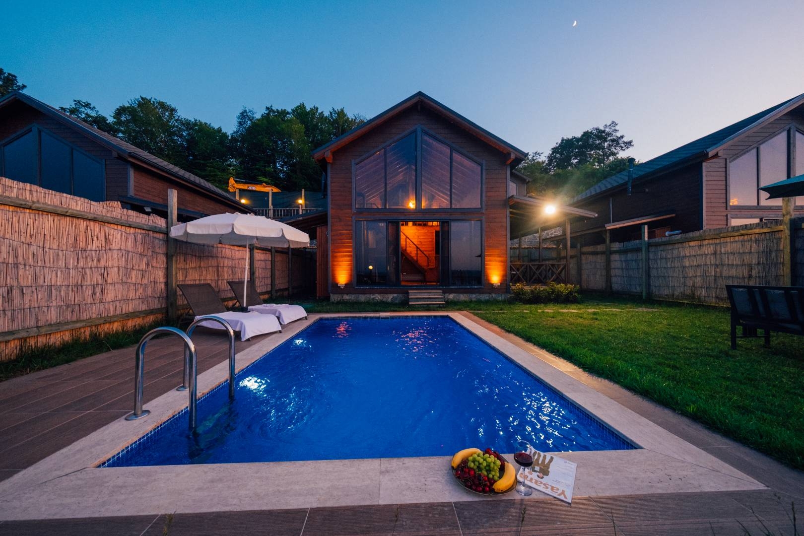 Sapanca Uzunkum'da Doğayla İç İçe, Isıtmalı Havuzlu, Şık Bungalov