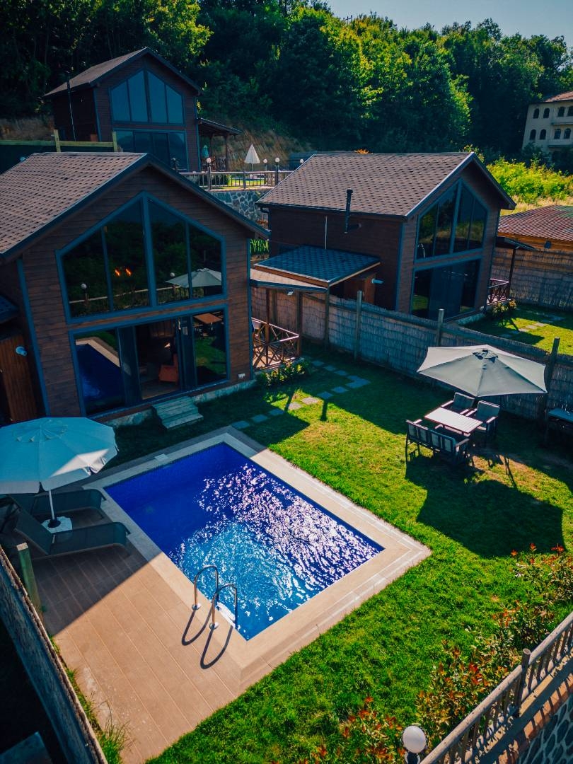 Sapanca Uzunkum'da Göl Manzaralı, Isıtmalı Özel Havuzlu, Şık Bungalov