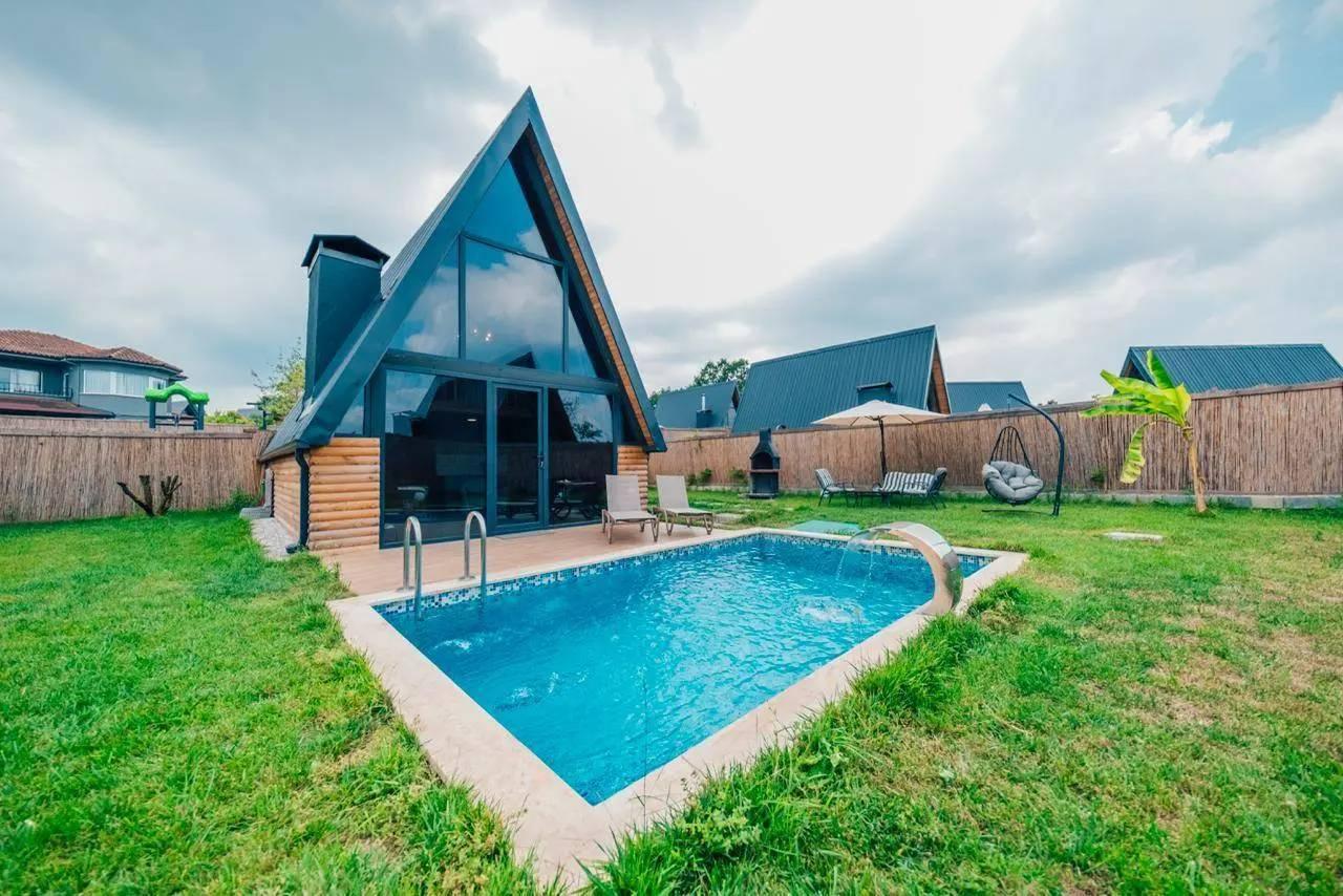 Sapanca Uzunkum'da Tesis İçerisinde, Isıtmalı Havuzlu, Modern Bungalov-43885