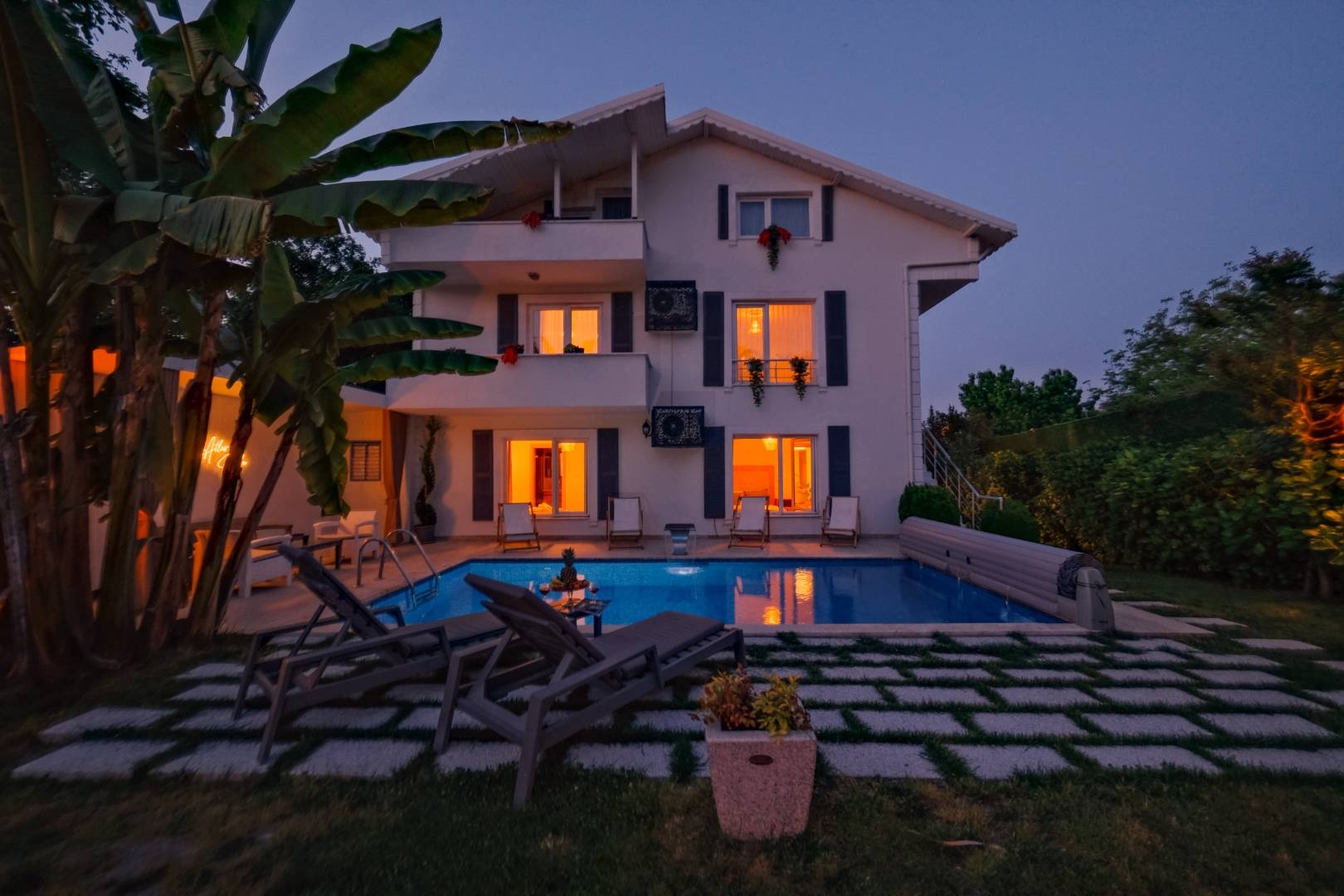 Sapanca Yanık'ta Geniş Bahçeli, Isıtmalı Özel Havuzlu, Lüks Villa