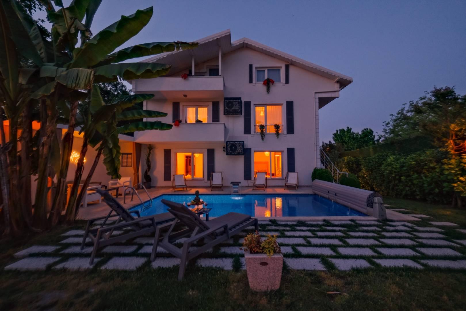 Sapanca Yanık'ta Geniş Bahçeli, Isıtmalı Özel Havuzlu, Lüks Villa-23312