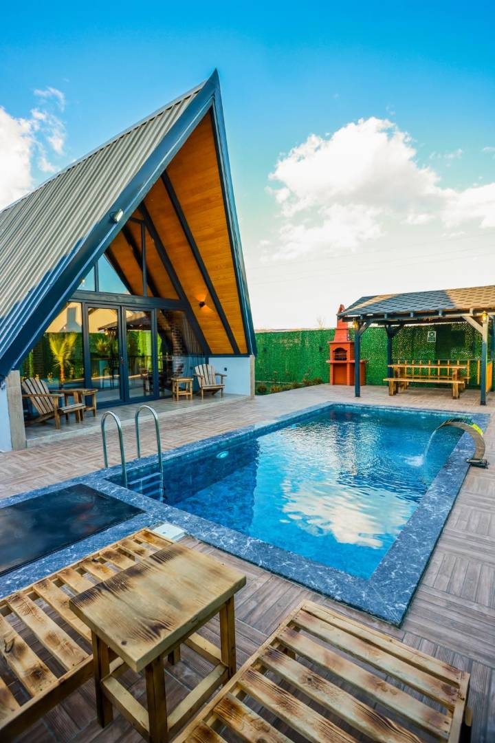 Sapanca Yanık'ta Geniş Bahçeli, Özel Havuzlu, Jakuzili Bungalov