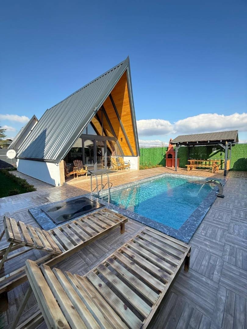 Sapanca Yanık'ta Geniş Bahçeli, Özel Havuzlu, Jakuzili Bungalov