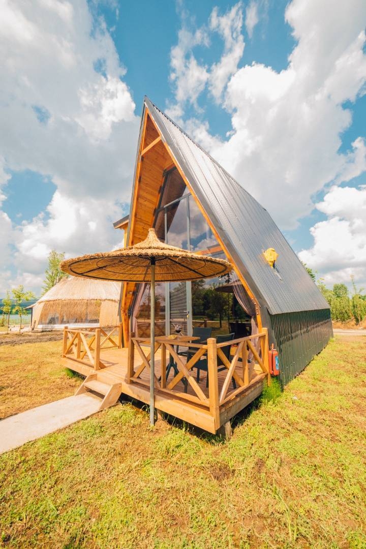 Sapanca Yanık'ta Göz Alıcı Doğada, Kahvaltı Dahil, Konforlu Bungalov