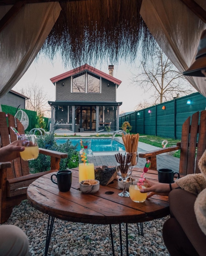 Sapanca Yanık'ta Balayı Çiftlerine Uygun, Özel Havuzlu, Şık Bungalov