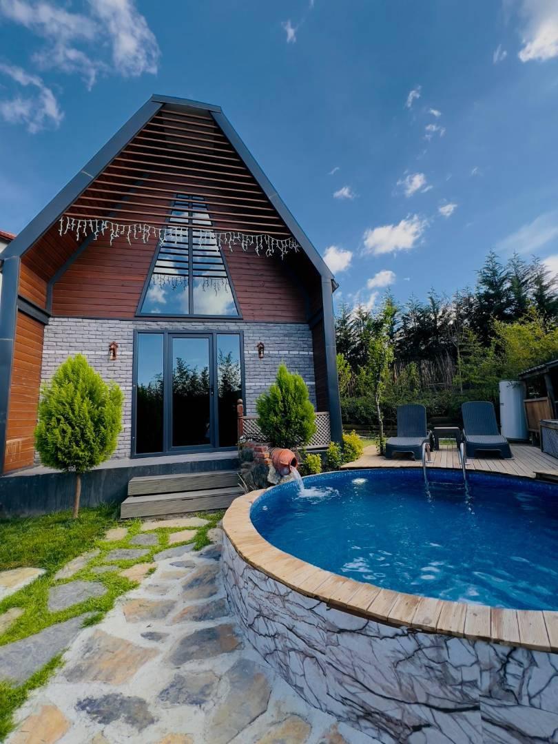 Sapanca Yanık'ta Merkezi Konumda, Isıtmalı Havuzlu, Modern Bungalov-40936