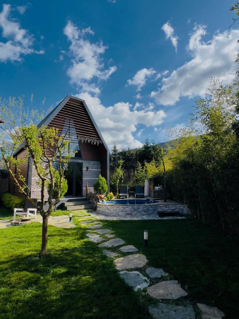 Sapanca Yanık'ta Merkezi Konumda, Isıtmalı Havuzlu, Modern Bungalov-40936