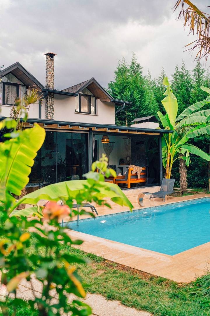 Sapanca'da Doğa İçerisinde, Isıtmalı Havuzlu, Şömineli, Kiralık Villa