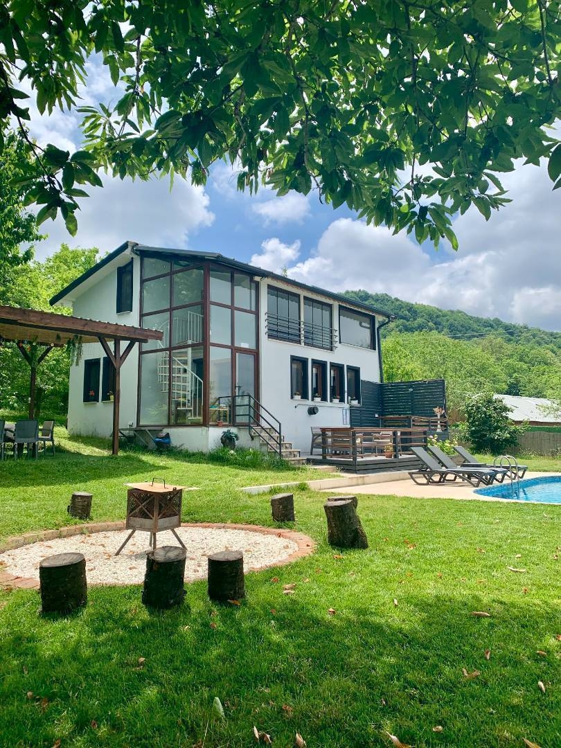 Sapanca'da Doğanın Kalbinde, Göl Manzaralı, Geniş Bahçeli Villa