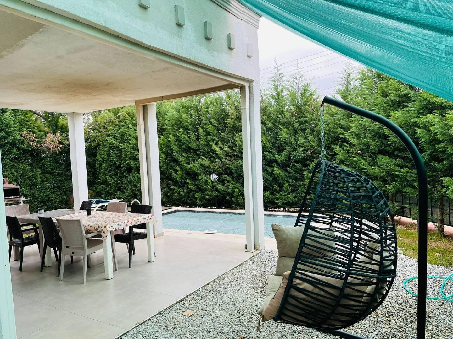 Sapanca'da Göl Manzaralı, Geniş Bahçeli, Isıtmalı Havuzlu, Şık Villa-26349