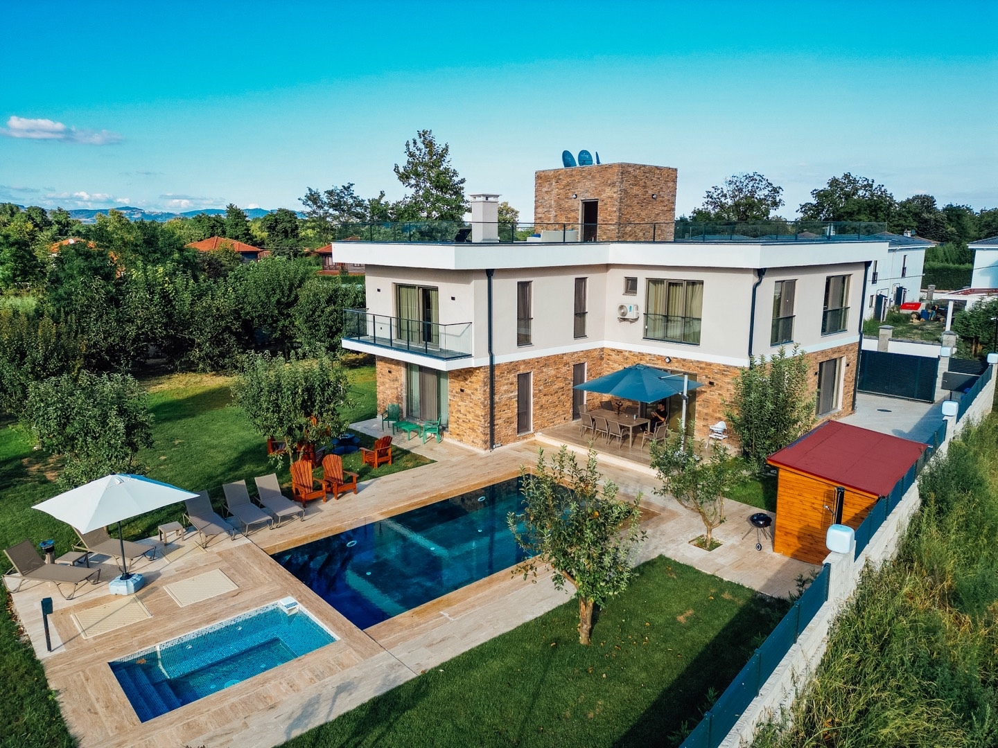 Sapanca'da Kalabalık Ailelere Uygun, Isıtmalı Havuzlu, Kiralık Villa