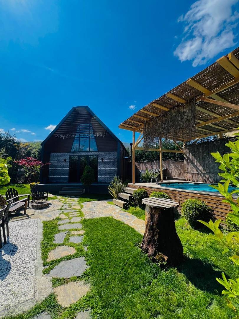 Sapanca Yanık'ta Ailelere Uygun, Isıtmalı Havuzlu, Şık Bungalov