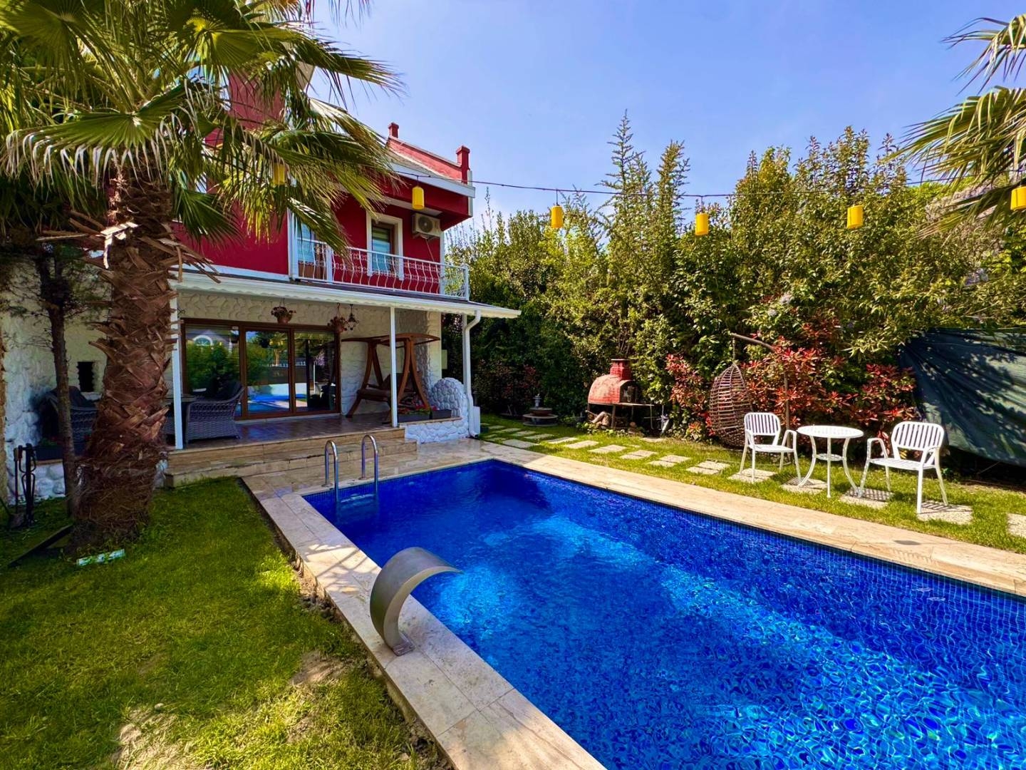 Sapanca Kırkpınar'da Merkezi Konumda, Isıtmalı Havuzlu, Şık Villa