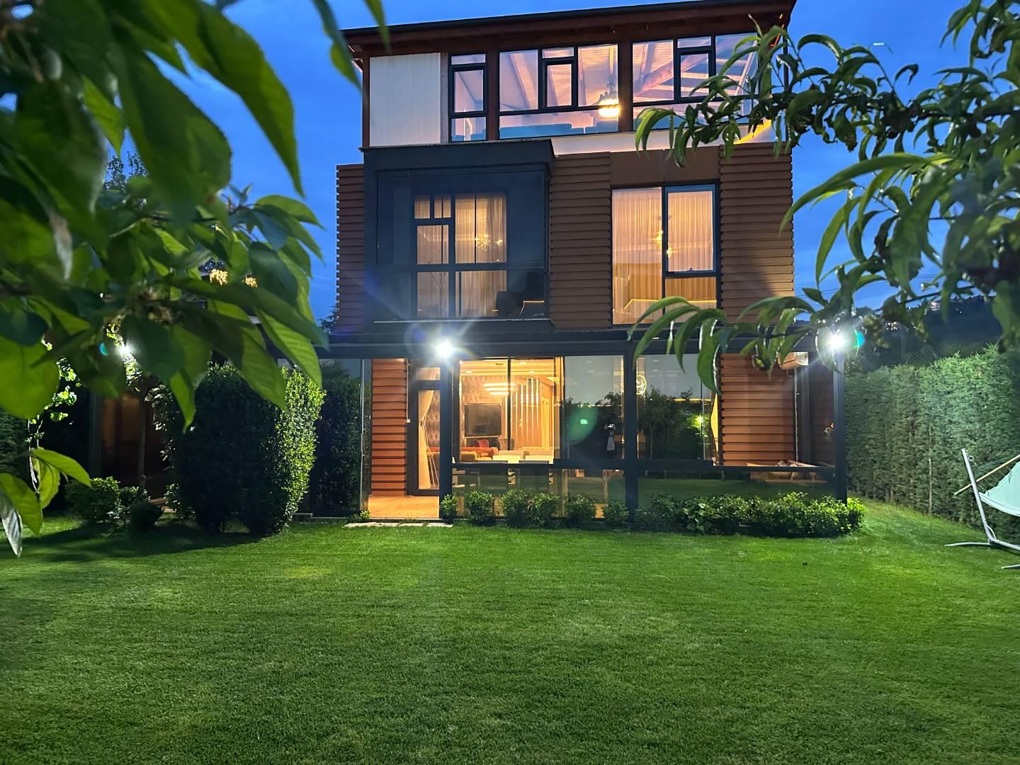 Sapanca'da Merkezi Konumda, Isıtmalı Havuzlu, Lüks Villa-23276