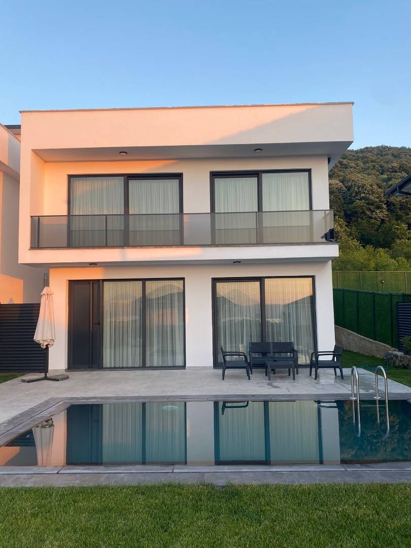 Sapanca Kırkpınar'da Geniş Bahçe İçerisinde, Özel Havuzlu, Lüks Villa