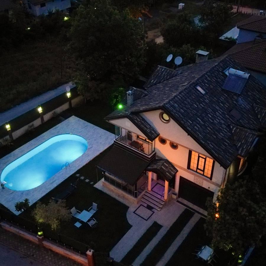 Sapanca Çayiçi'nde Merkezi Konumda, Isıtmalı Havuzlu, Lüks Villa-39375