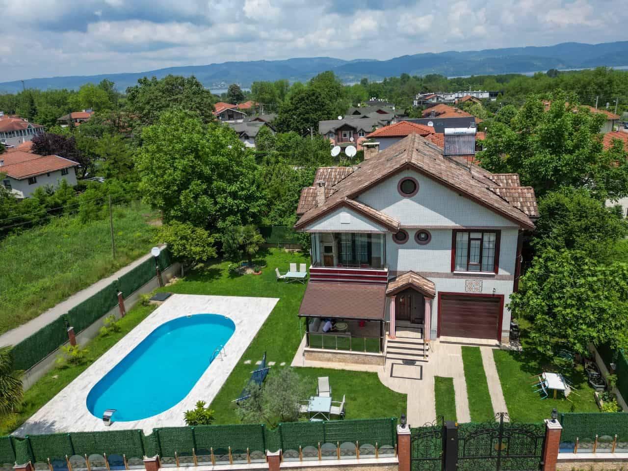 Sapanca Çayiçi'nde Merkezi Konumda, Isıtmalı Havuzlu, Lüks Villa-39375