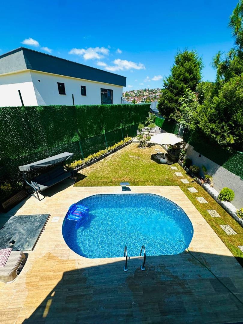 Sapanca Ünlüce'de Doğa İçerisinde, Isıtmalı Havuzlu, Lüks Villa