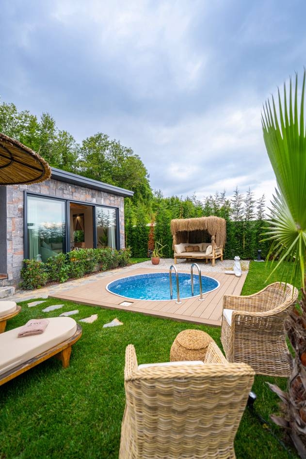 Sapanca Nailiye'de Tesis İçerisinde, Özel Havuzlu, Kiralık Villa