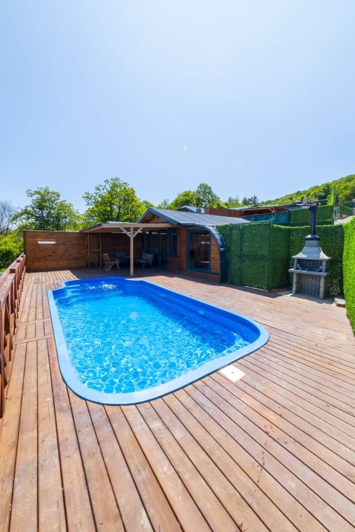 Sapanca'da Nailiye'de Muhteşem Manzaralı, Isıtmalı Havuzlu, 1+1 Villa
