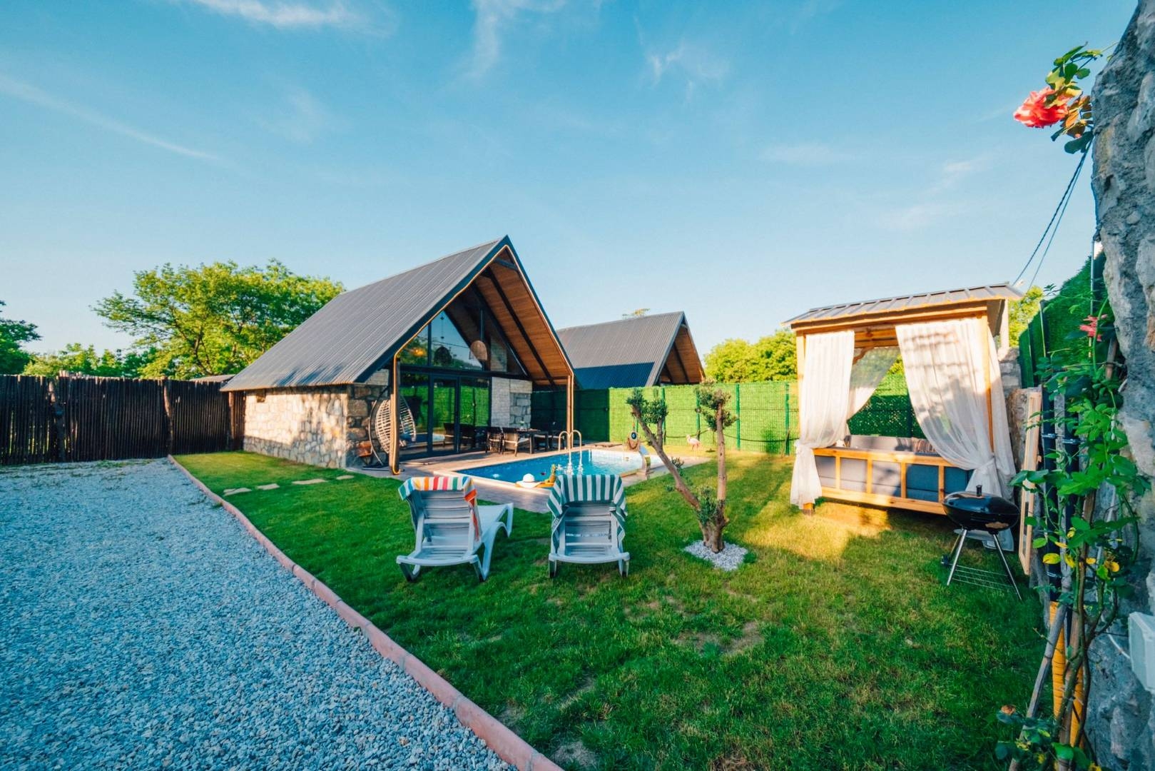 Sapanca Yanık'ta Doğa İçerisinde, Isıtmalı Havuzlu, Şık Bungalov