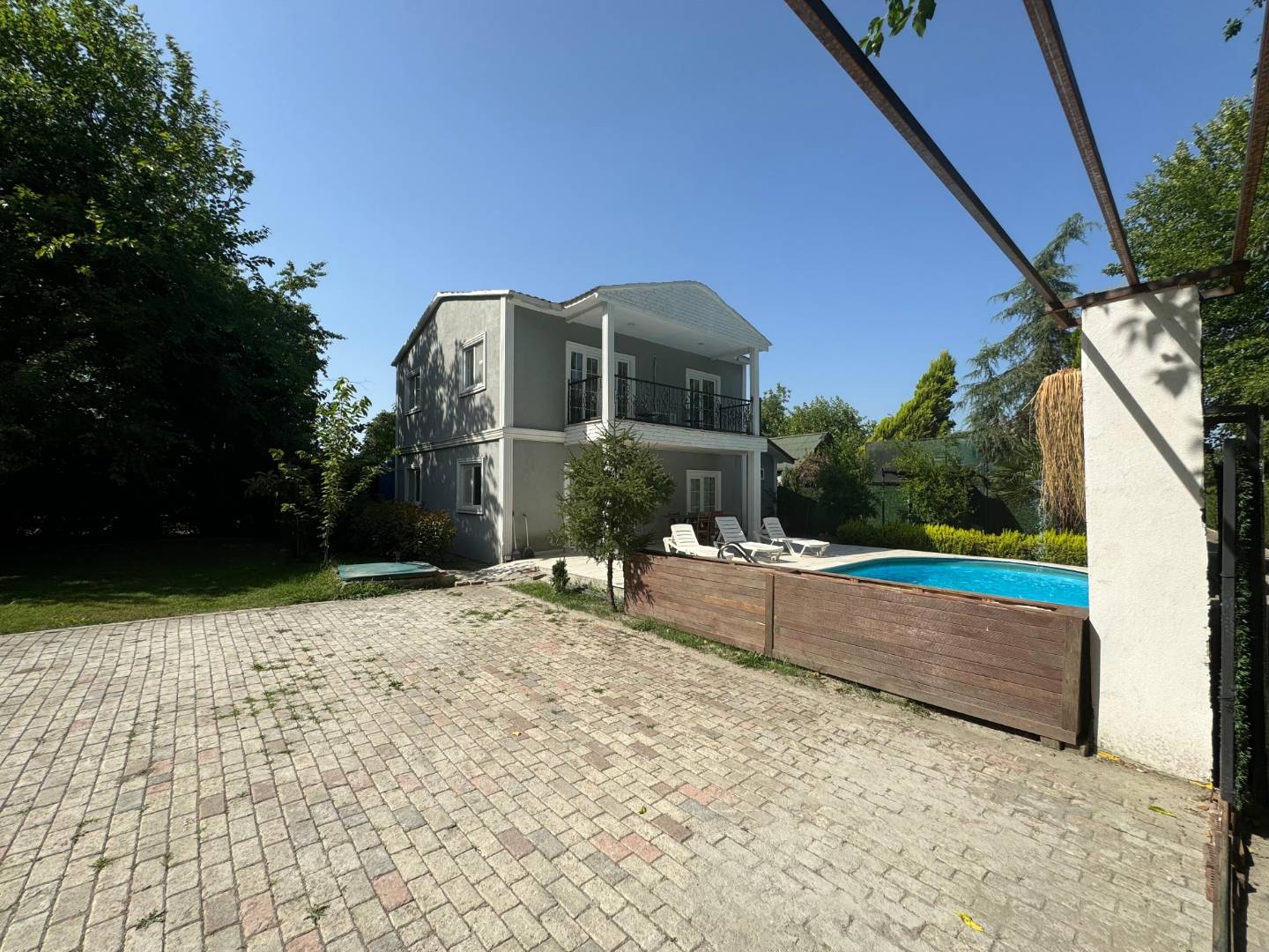 Sapanca Yanık'ta Yemyeşil Bahçeli, Özel Havuzlu, Geniş Villa