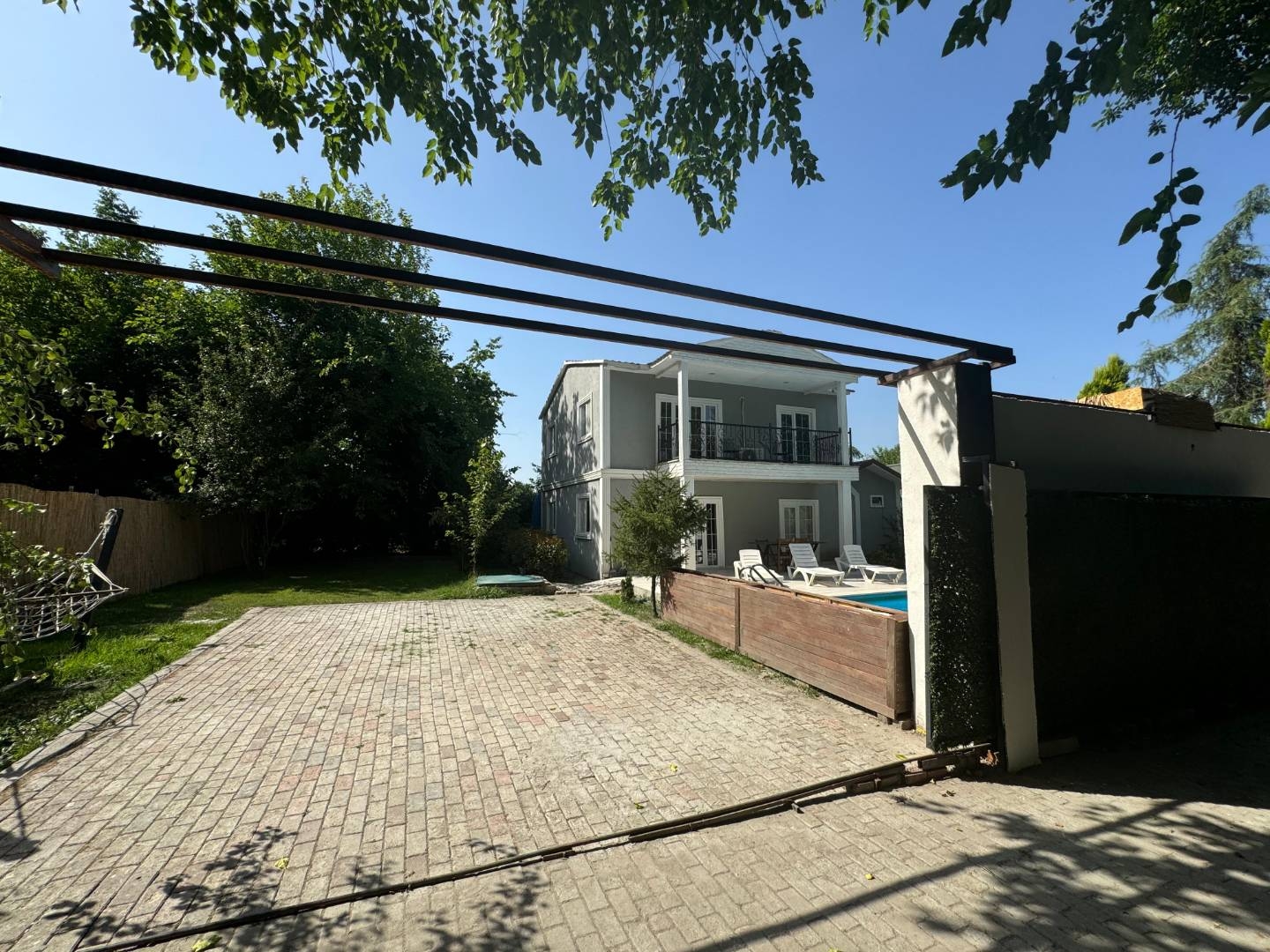Sapanca Yanık'ta Yemyeşil Bahçeli, Özel Havuzlu, Geniş Villa