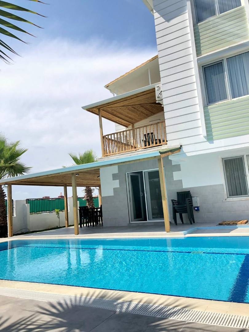 Serik Kadriye'de Geniş Alanlara Sahip, Özel Havuzlu, 10 Kişilik Villa