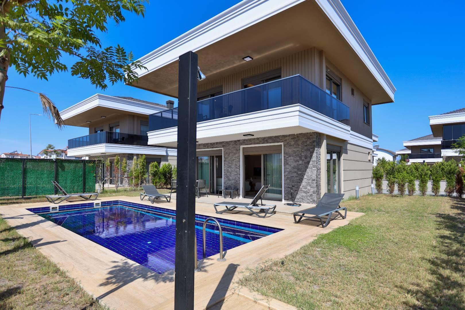 Serik Belek'te Plaja Yakın Konumda, Özel Havuzlu, Şık Villa-35717