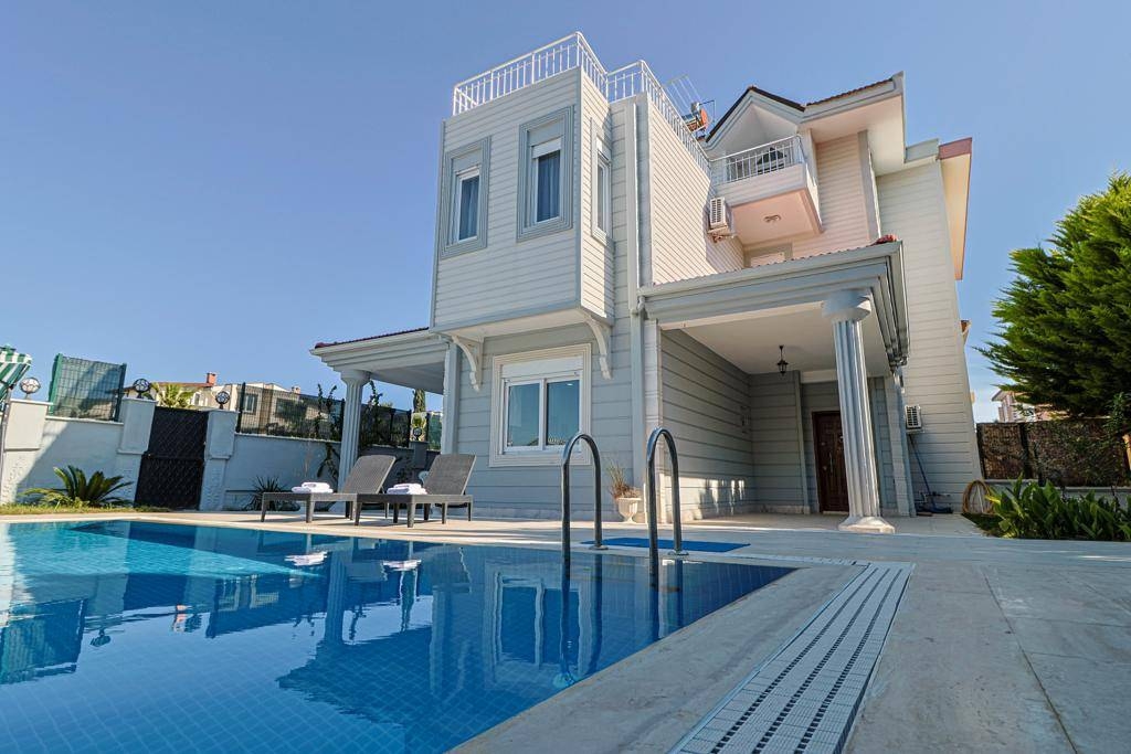 Serik Kadriye'de Geniş Ailelere Uygun, Özel Havuzlu, Konforlu Villa
