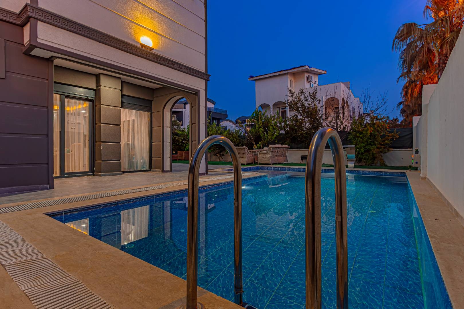 Serik Kadriye'de Geniş Bahçe İçerisinde, Özel Havuzlu, Konforlu Villa