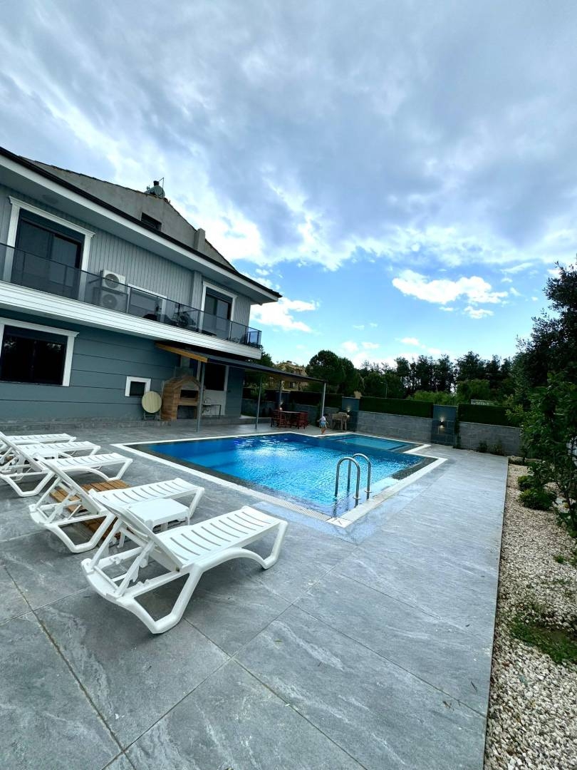Serik Kadriye'de Lüks Tasarımlı, Yetişkin ve Çocuk Havuzlu, Şık Villa