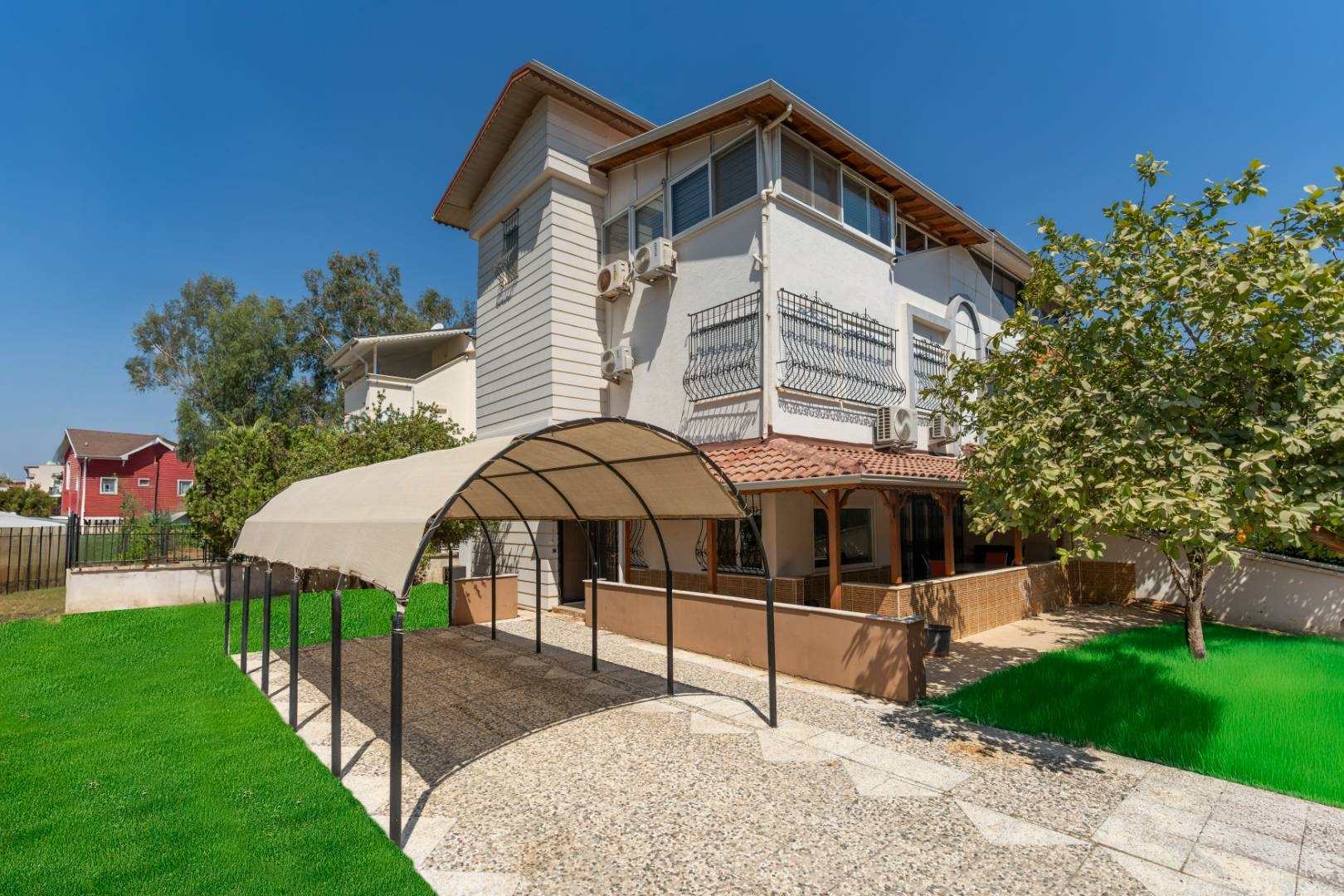 Serik Kadriye'de Merkeze Yakın, Konforlu, 9 Kişilik Villa