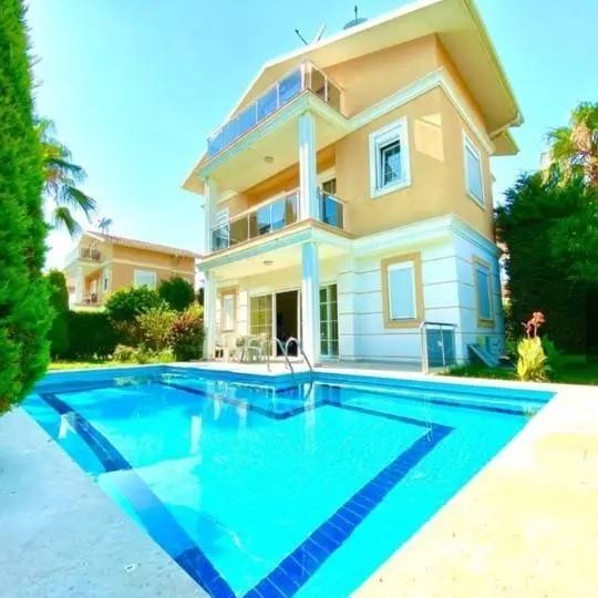 Serik Kadriye'de Merkeze Yakın Konumda, Özel Havuzlu, Şık Villa