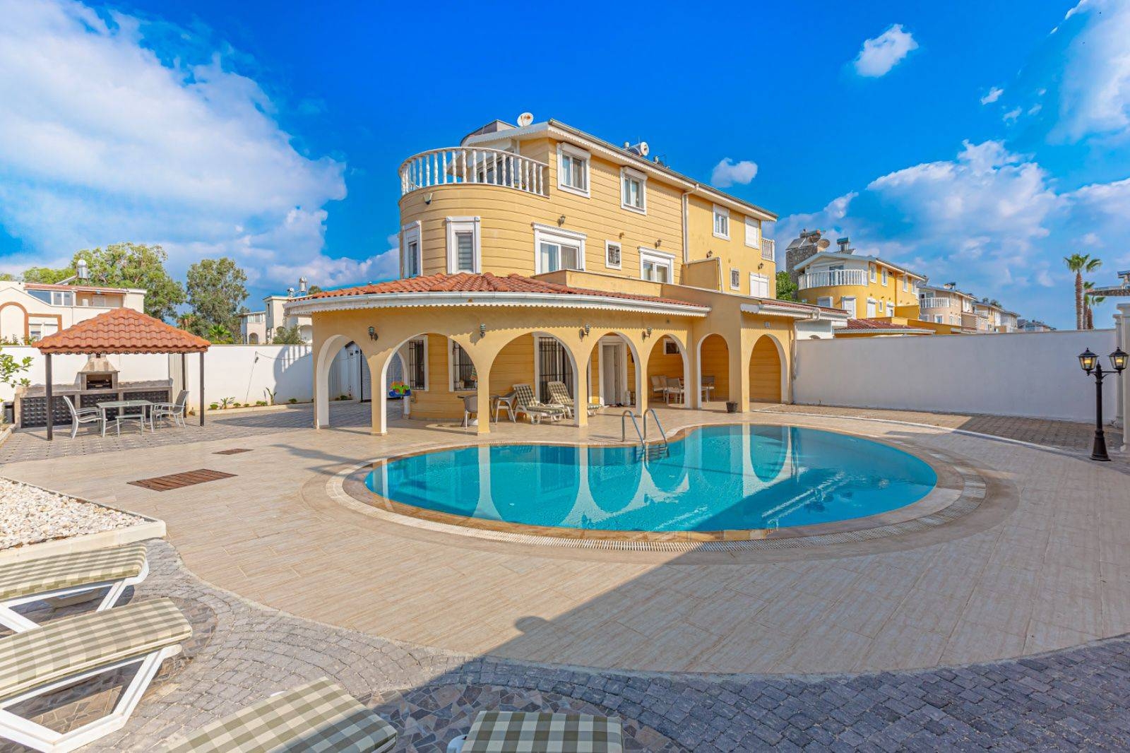 Serik Kadriye'de Merkezi Konumda, Özel Havuzlu, Konforlu Villa