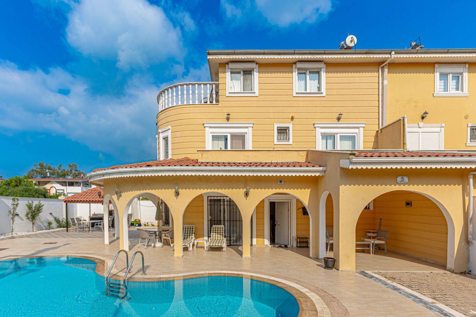 Serik Kadriye'de Merkezi Konumda, Özel Havuzlu, Konforlu Villa